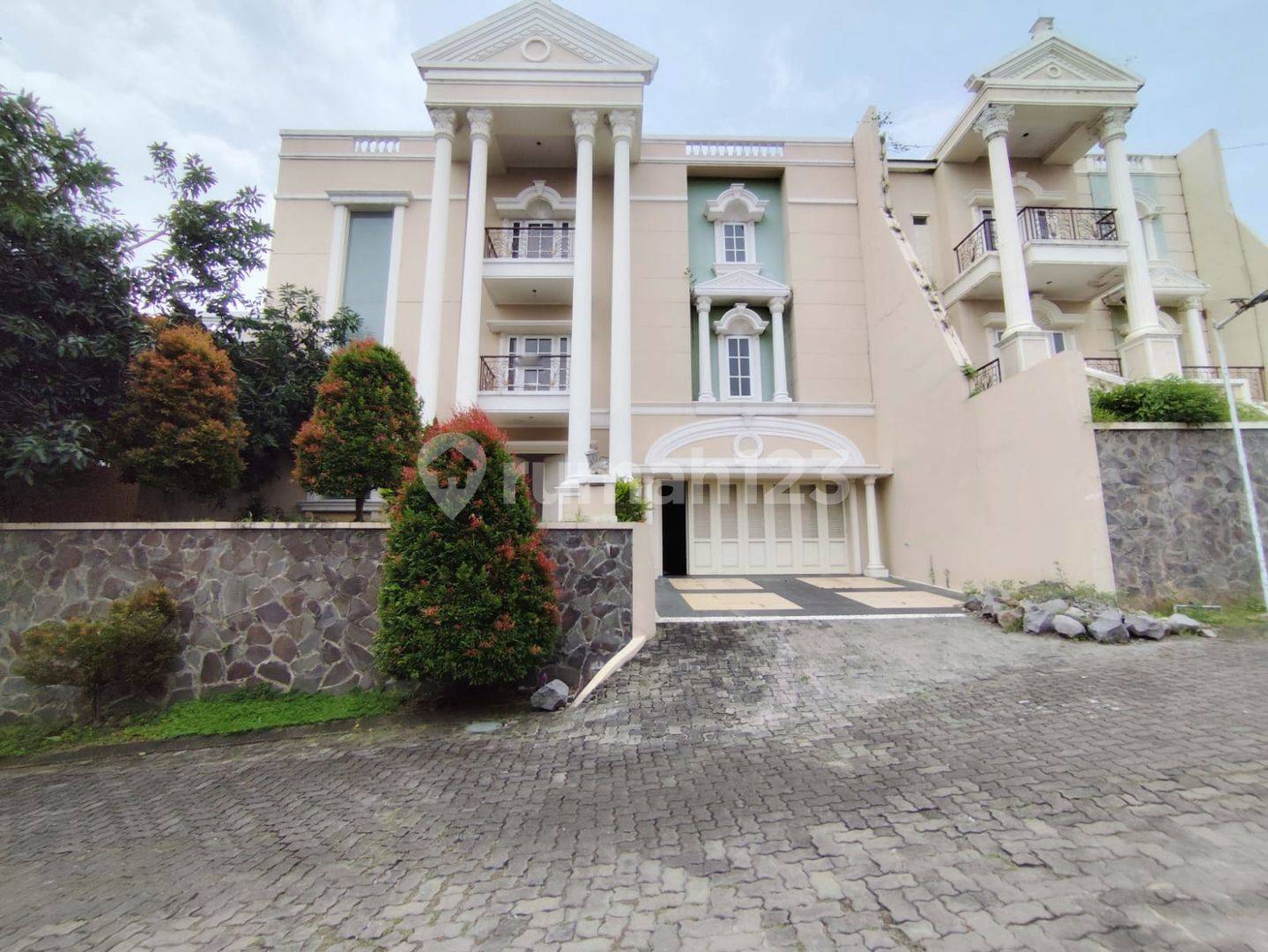 Villa Esperanza, Ngaliyan Semarang қаласындағы 3 қабатты заманауи классикалық вилла