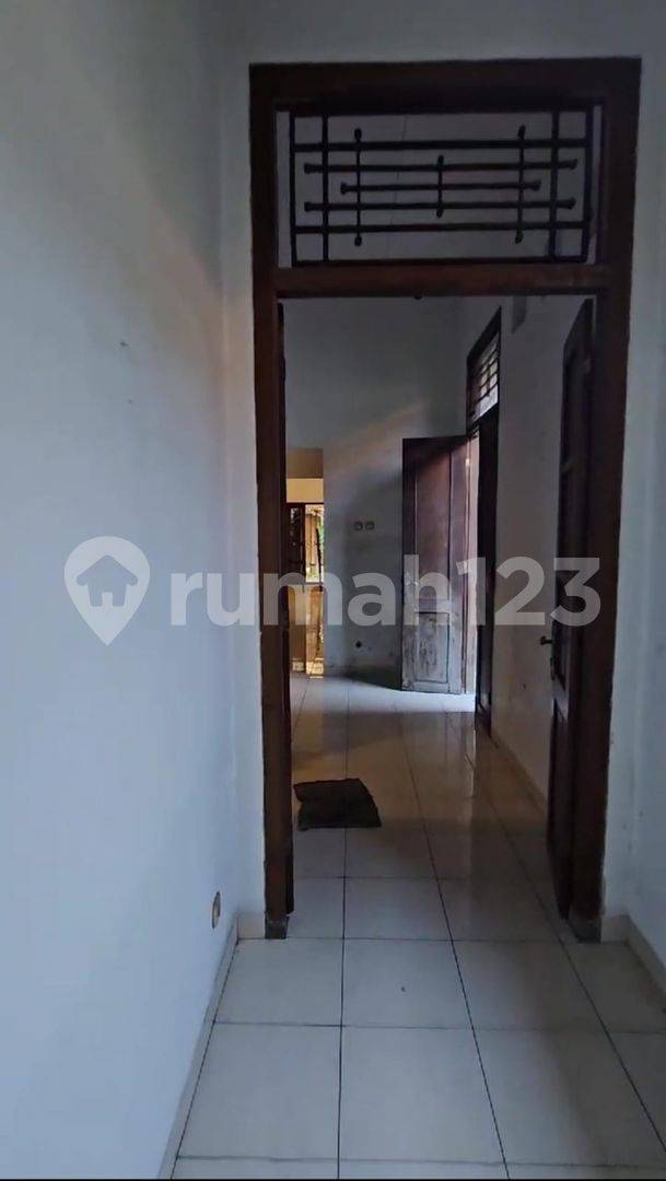 Spacious City Center Surabaya Property - Ideal for Cafe/Restaurant