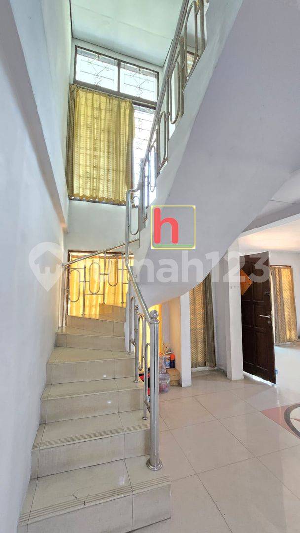 Rumah Pluit Timur - Просторий 4-кімнатний будинок в оренду