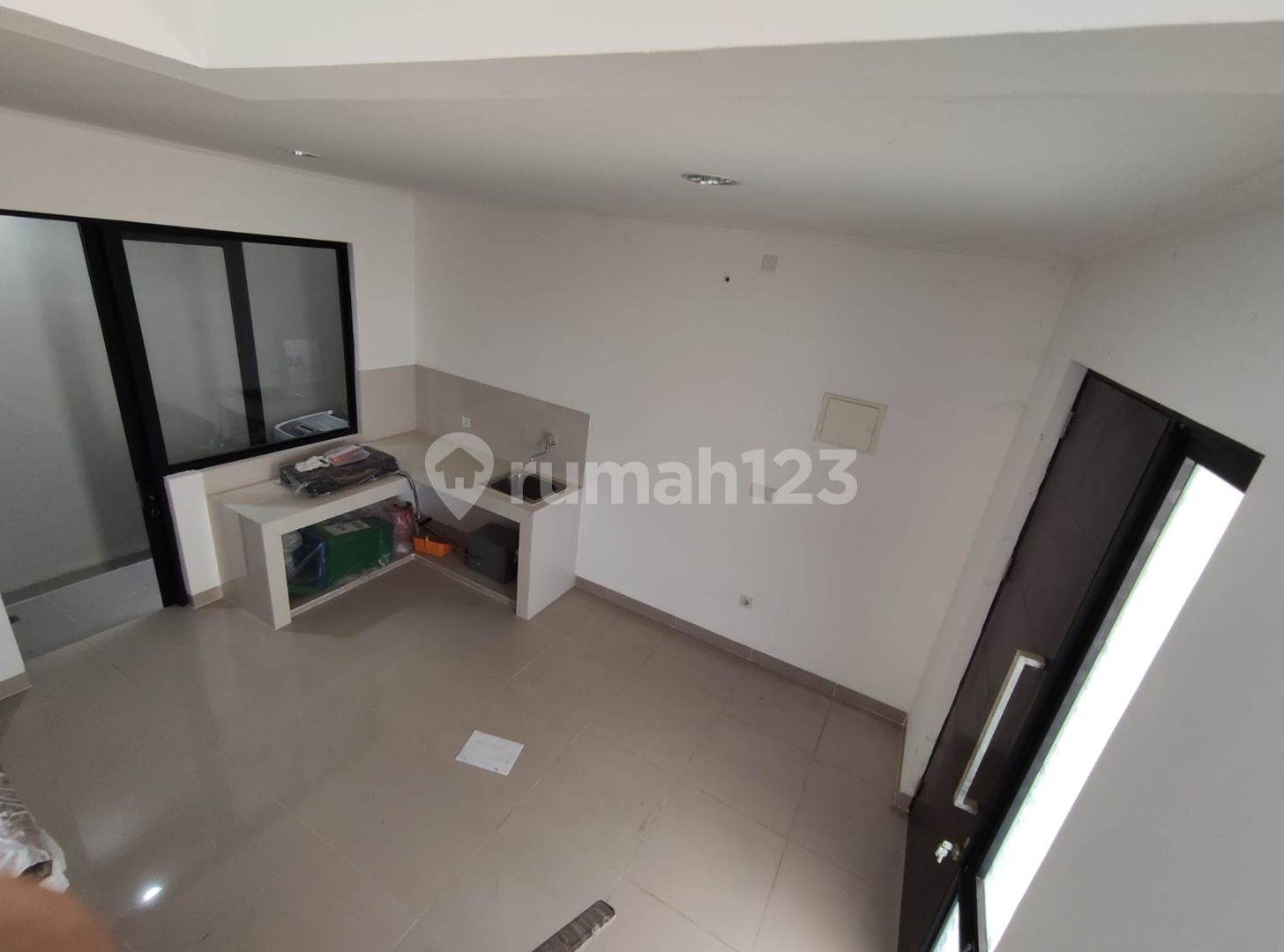 2-Story Cluster California House with Semi-Furnished Features