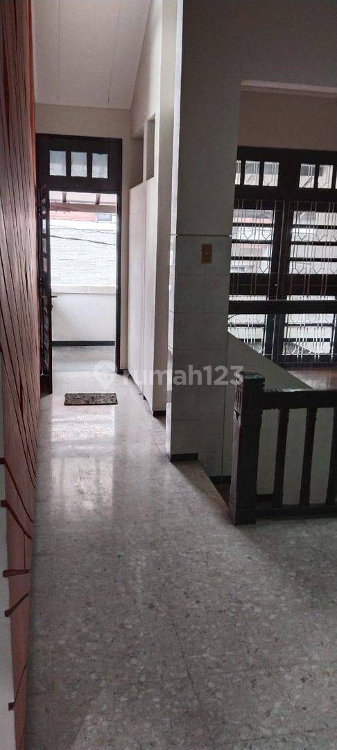 Spacious 2-Story House with 5 Bedrooms, Ideal for Home or Business