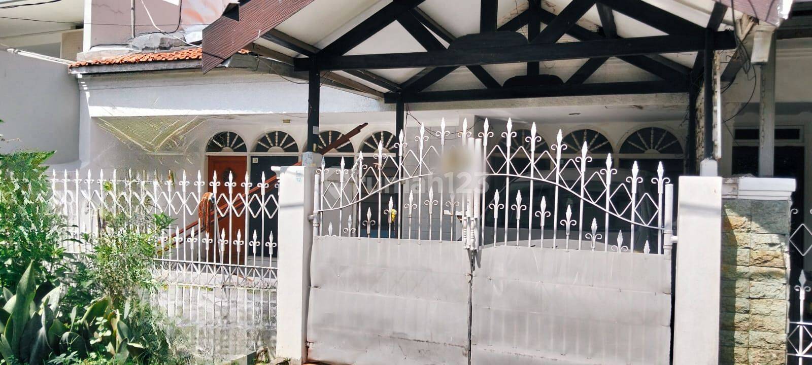 Spacious 4-Bedroom Property with Natural Gas
