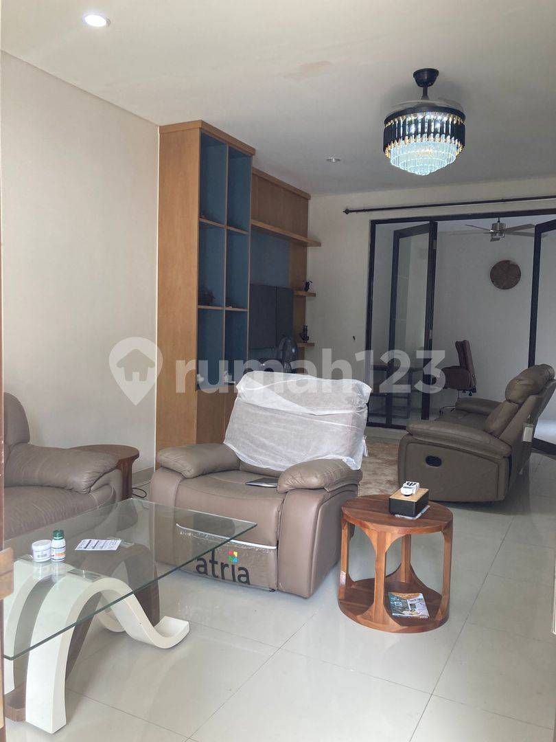Strategic Property Near Shopping and Educational Facilities