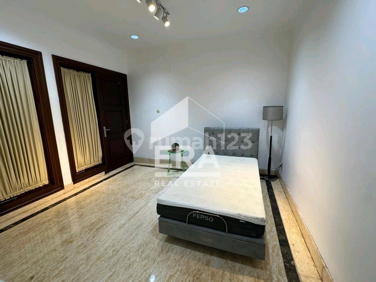 Эксклюзивный дом в Pondok Hijau, Pondok Indah - рядом с торговым центром