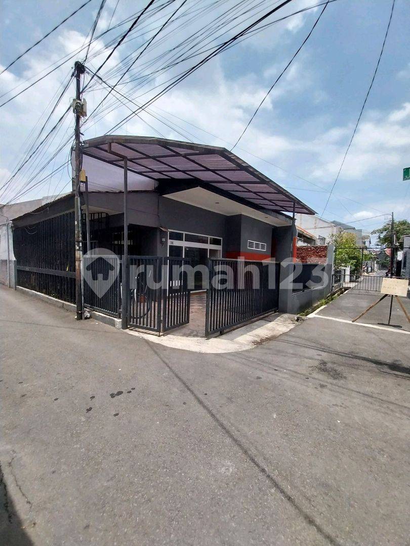 Large House Suitable for Office, 3-Car Parking, Near Cawang Station