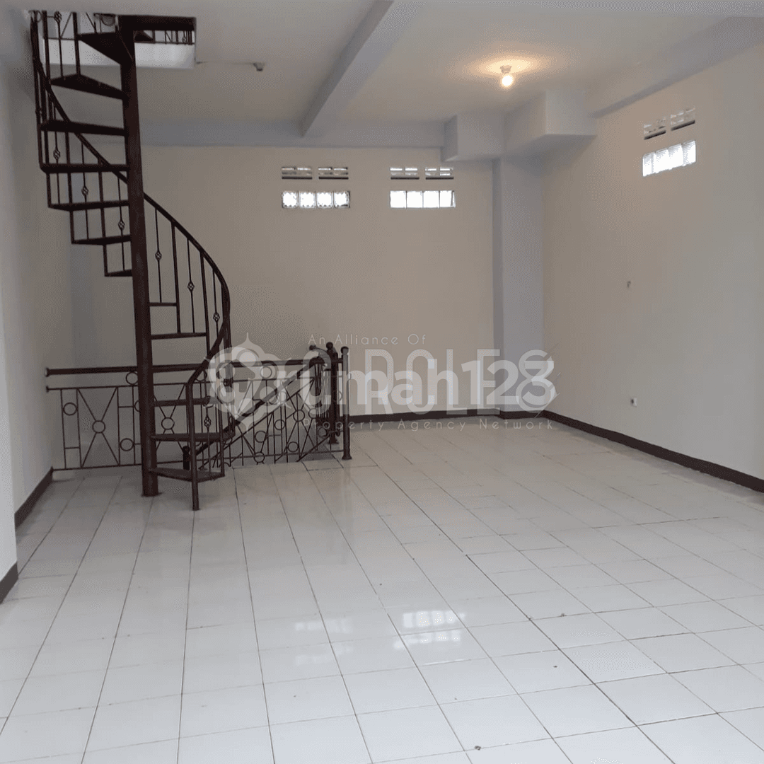 3.5 Story Commercial Shophouse in Pasteur, Bandung - Strategic Location