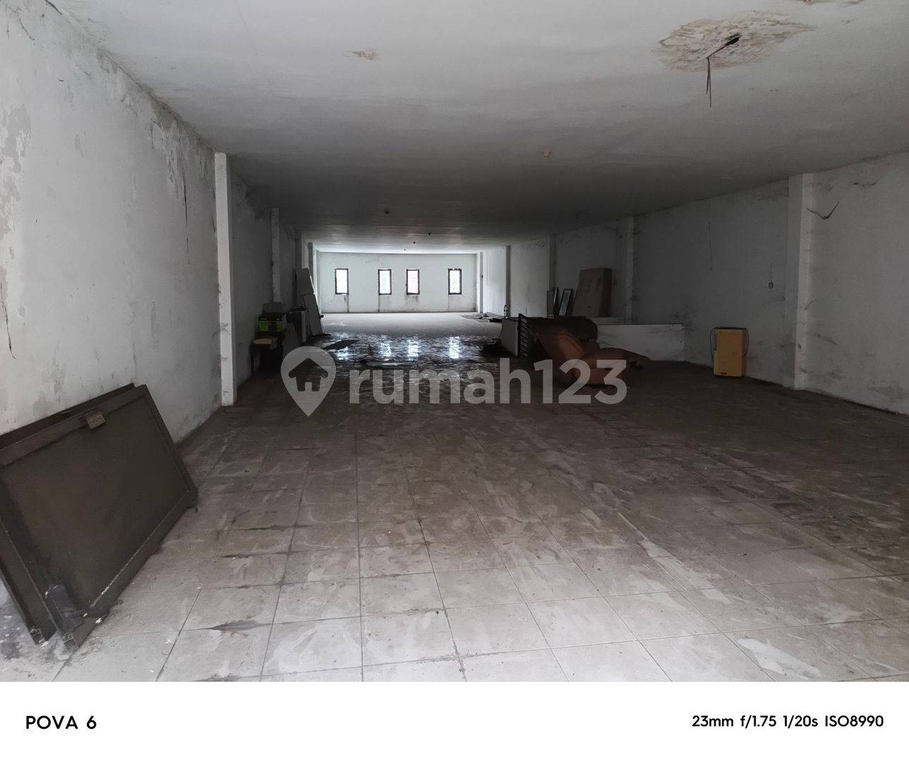 Commercial Space Near Juanda Airport with Parking