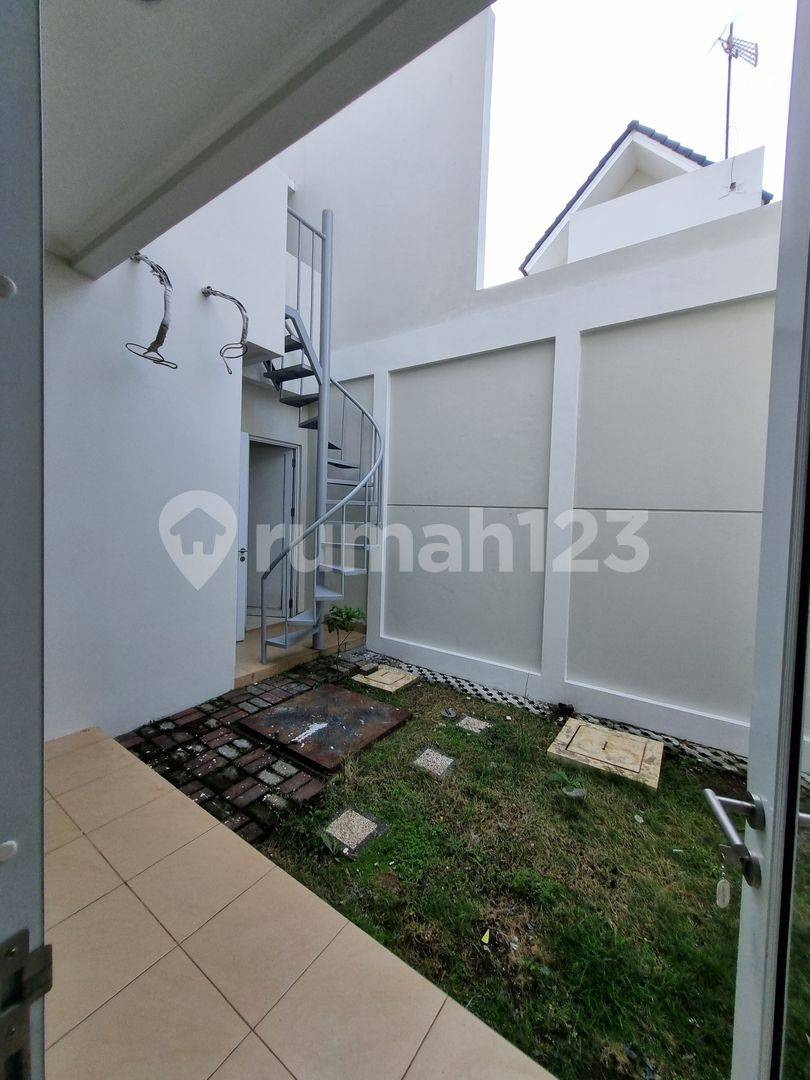 Fully Renovated, Ready to Move In, 8-Meter Wide Property
