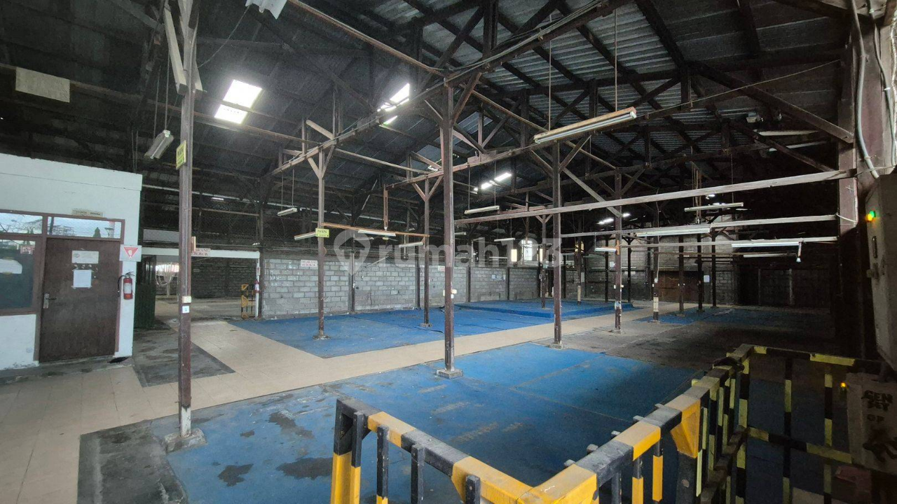Large Industrial Warehouse with Office Space for Rent