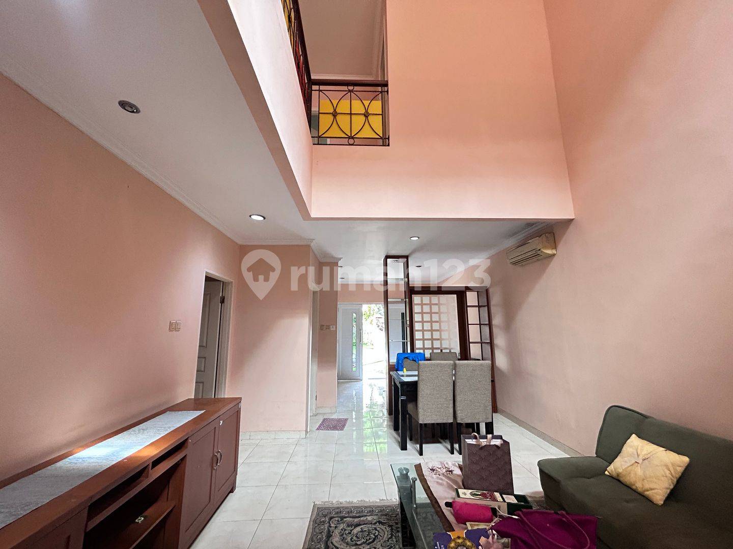 3-спальная частично меблированная вилла в Raffles Hills Cibubur