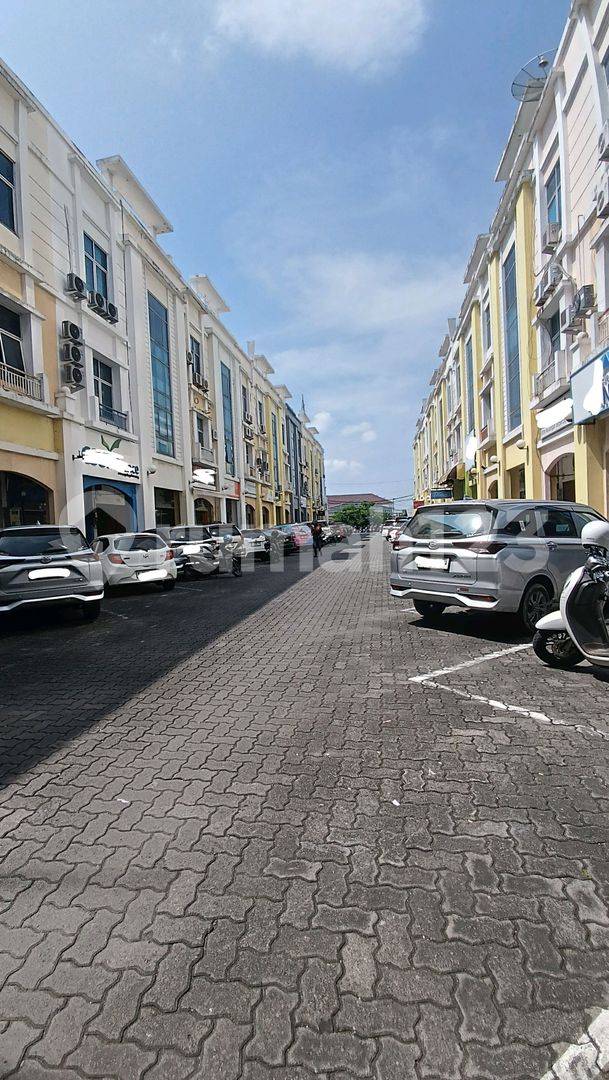 3-Story Commercial Building for Rent on MT Haryono Street, Semarang
