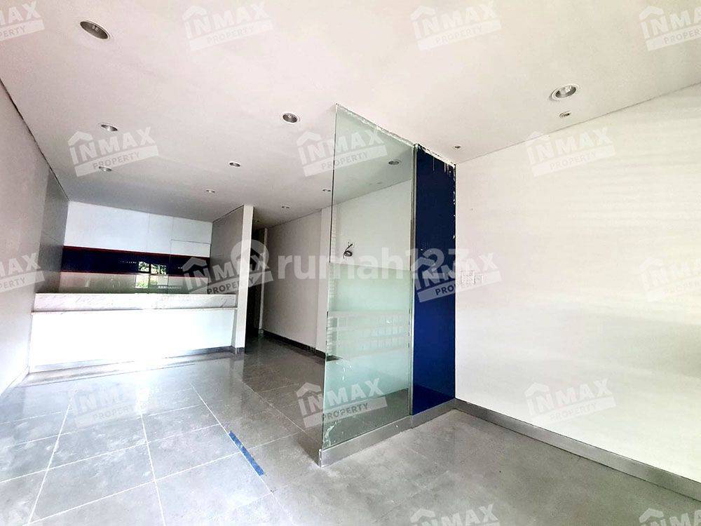Business-Friendly Property with High Traffic and Ample Parking