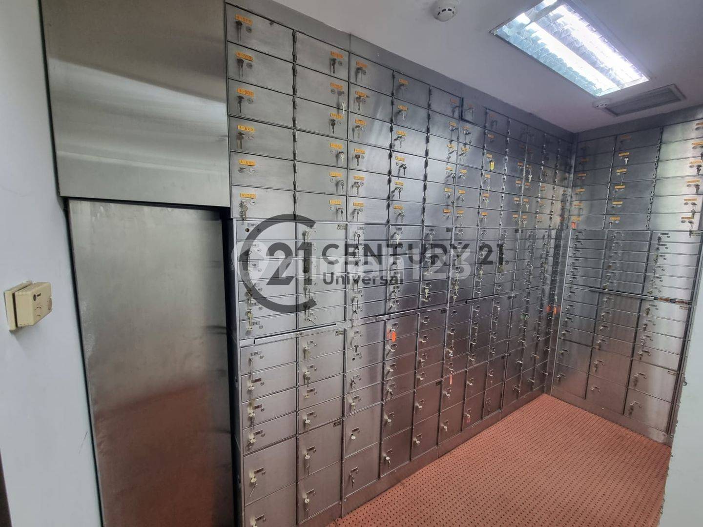 Угловой магазин/офисное помещение в Kelapa Gading с обширными удобствами