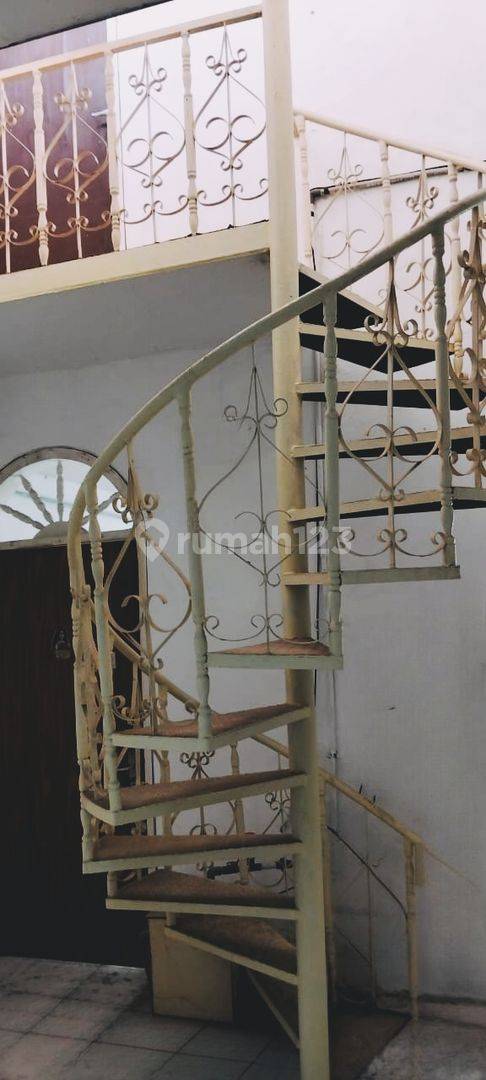 Spacious 4-Bedroom Property with Natural Gas