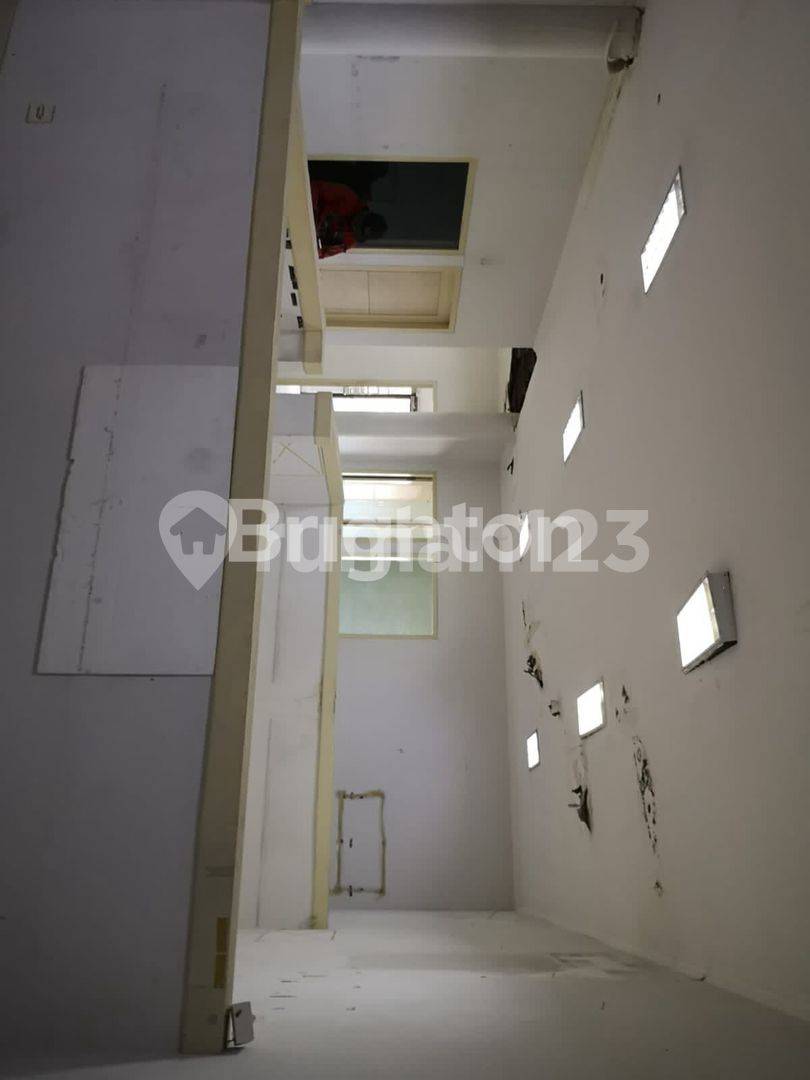 2.5-Story Commercial Space in Blitar - Wide Parking Area