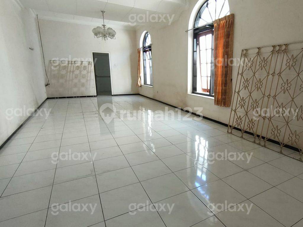 Large House near Ijen, Malang - 600m² with 6 Bedrooms and Garden