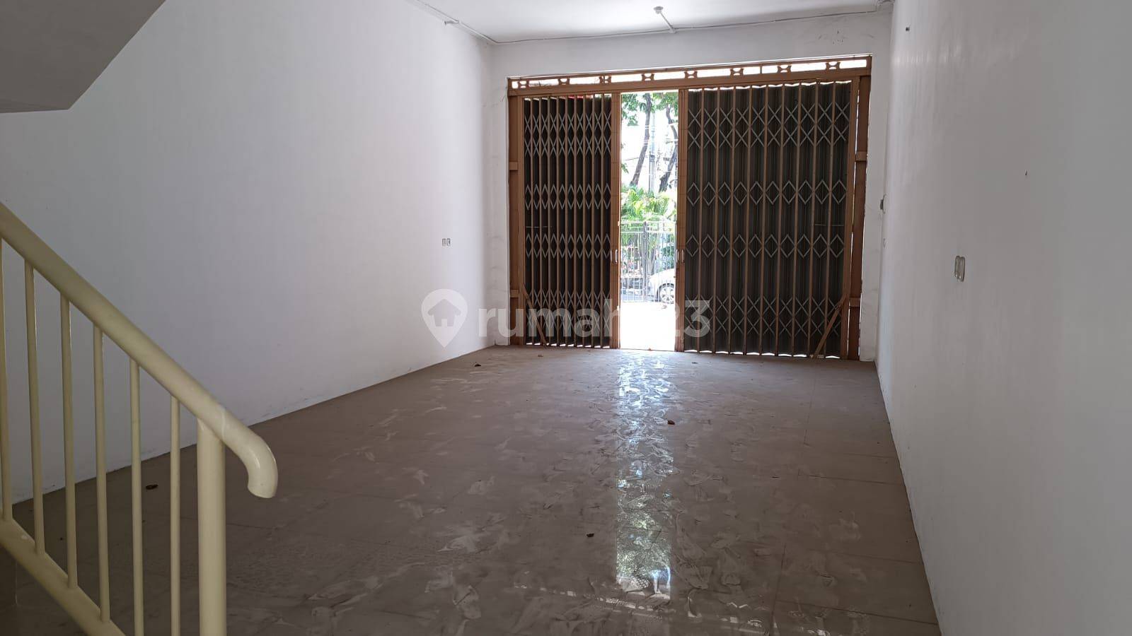 Commercial Property / Shop House in Strategic Rungkut Surabaya Area