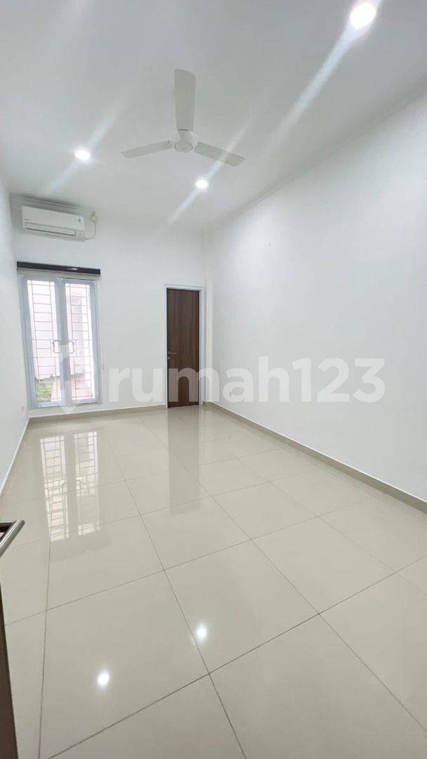 Flood-free house in strategic location near Puri Cinere Hospital and Golf Pangkalan Jati