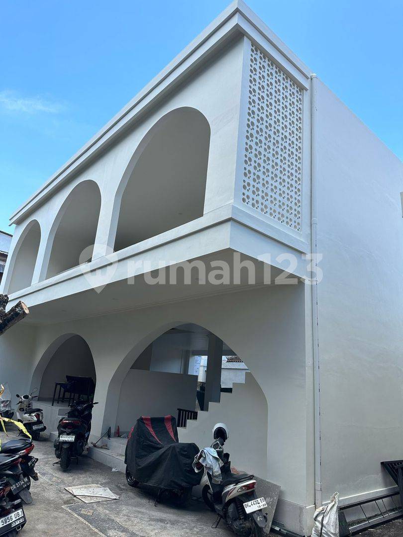 Canggu Guesthouse - Spacious 2-Story Property with Garage