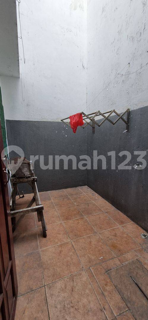2-Story House in East Surabaya, Strategic Location Near Public Facilities