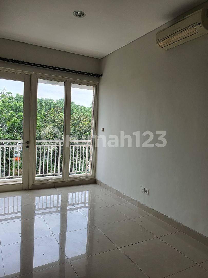 3-Story Townhouse Near Mall, Schools, and Universities