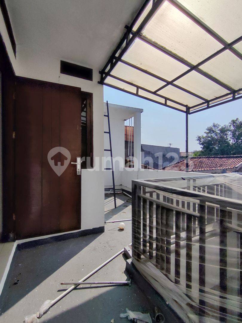 New 2-Story House with Carport and Kitchen Set
