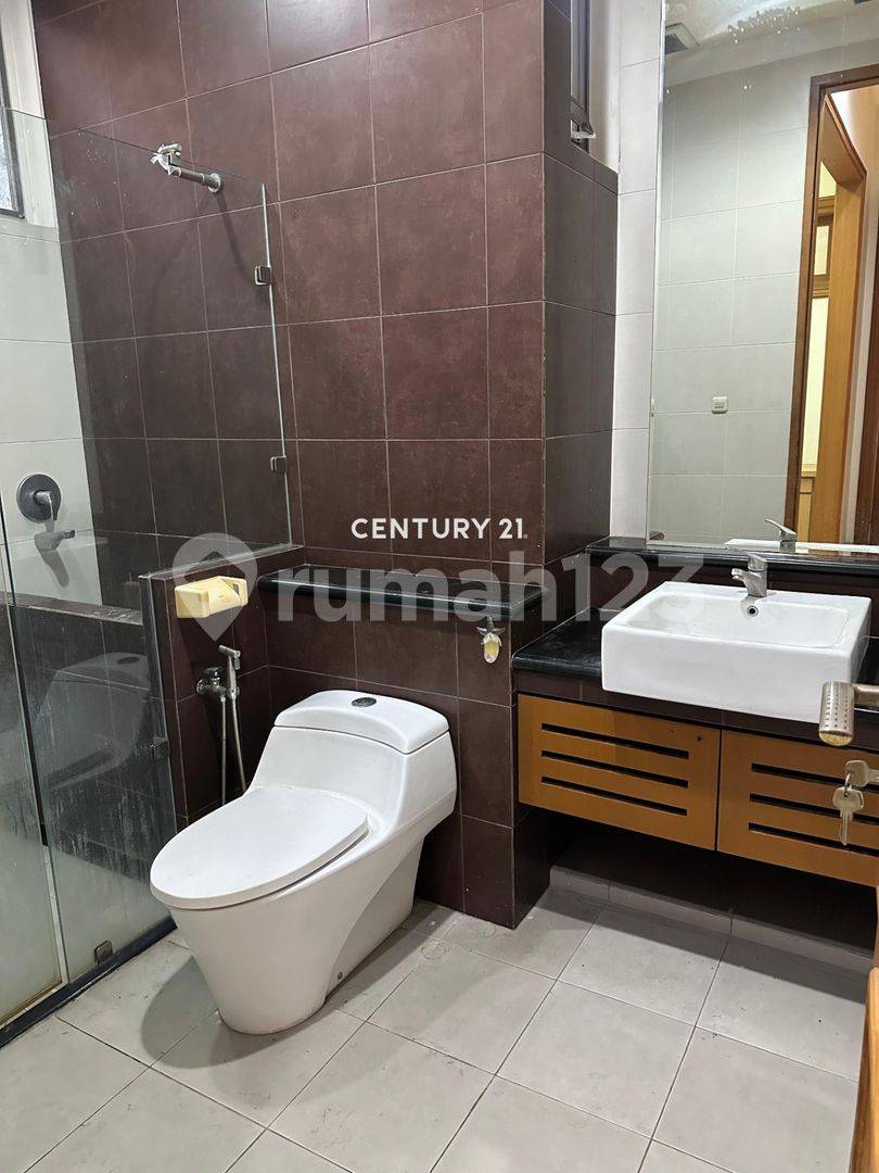 2-этажный дом в аренду в Cipinang Indah, Джакарта Тимур - потенциал для тихого офиса