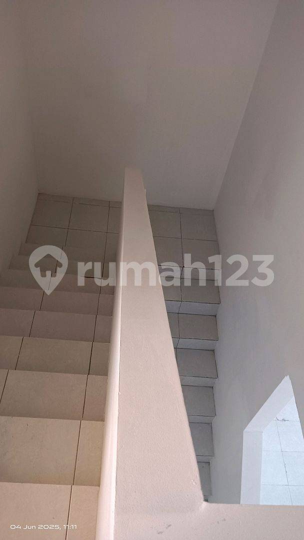 Two-story commercial property for various business uses