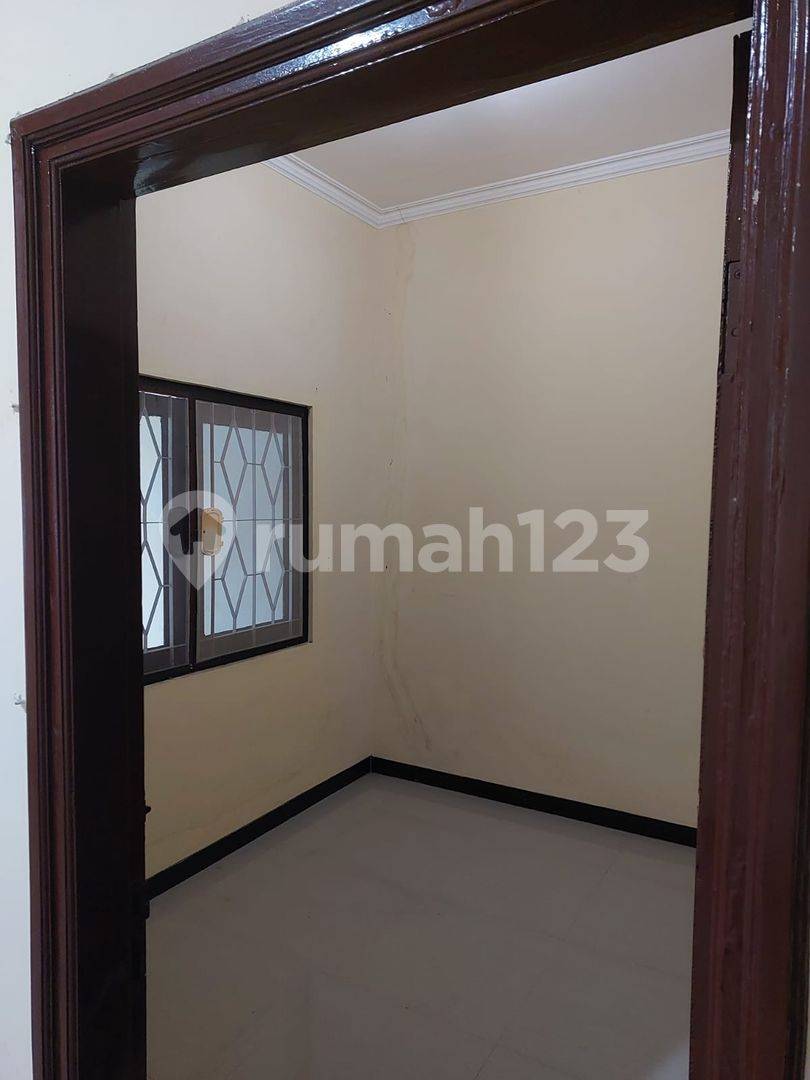 Mulyosari Prima House - Spacious 3+1 Bedroom Rental