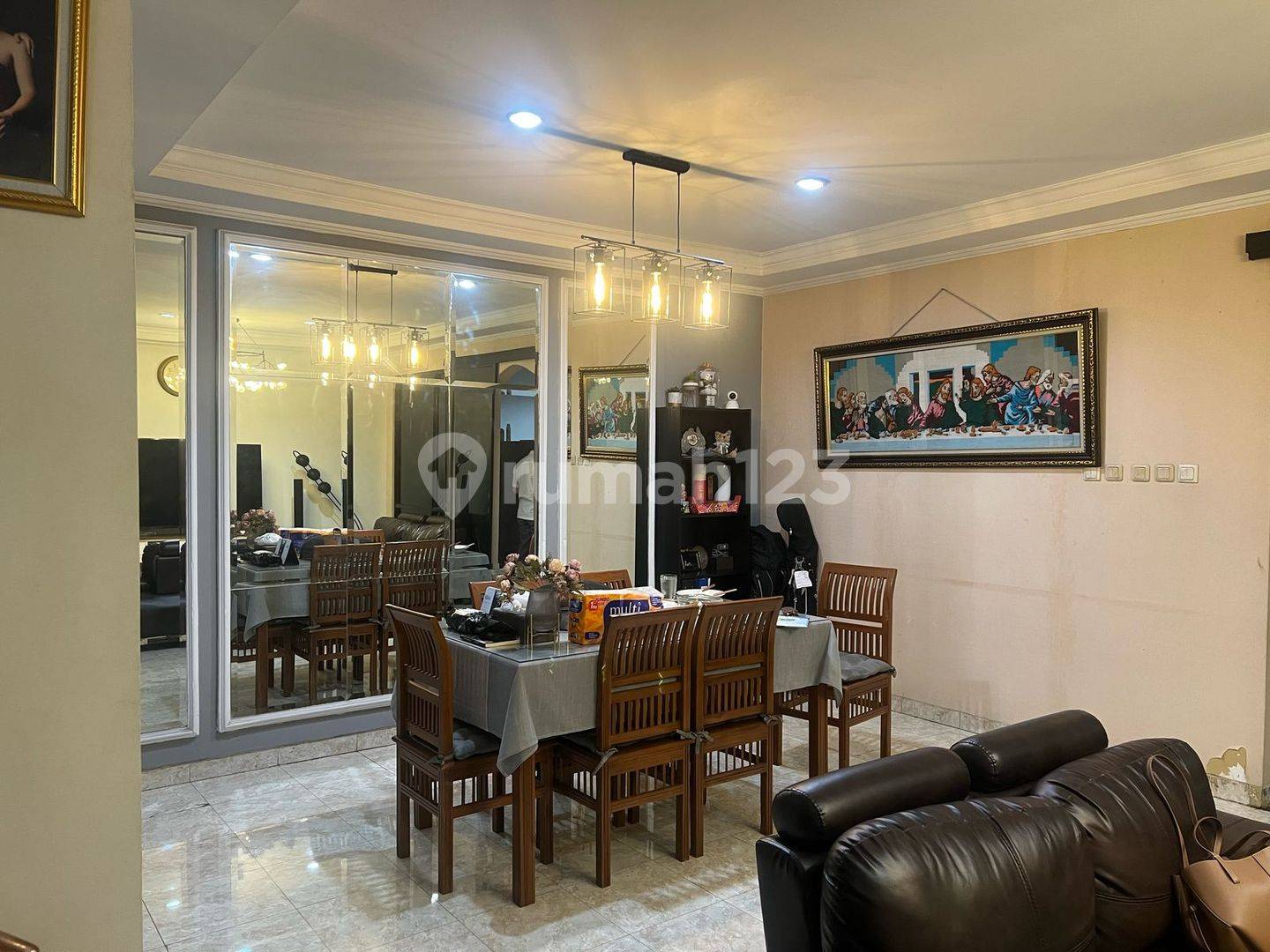 4-спальный полностью меблированный дом в Raffles Hills Cibubur