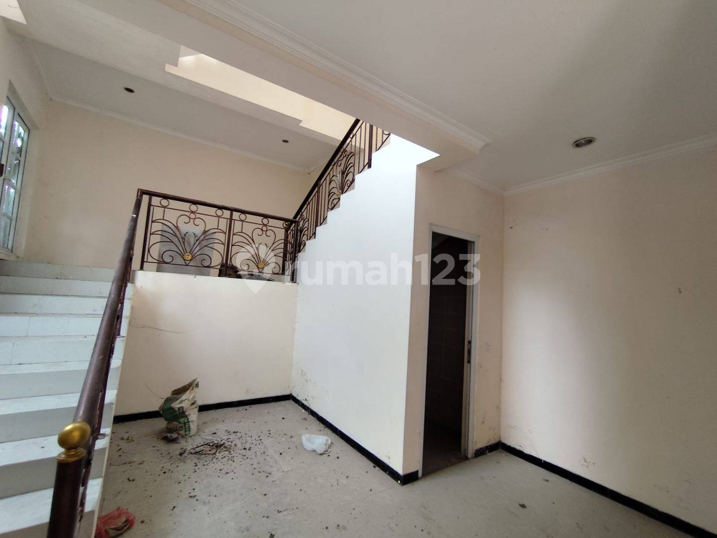 Villa Esperanza, Ngaliyan Semarang қаласындағы 3 қабатты заманауи классикалық вилла
