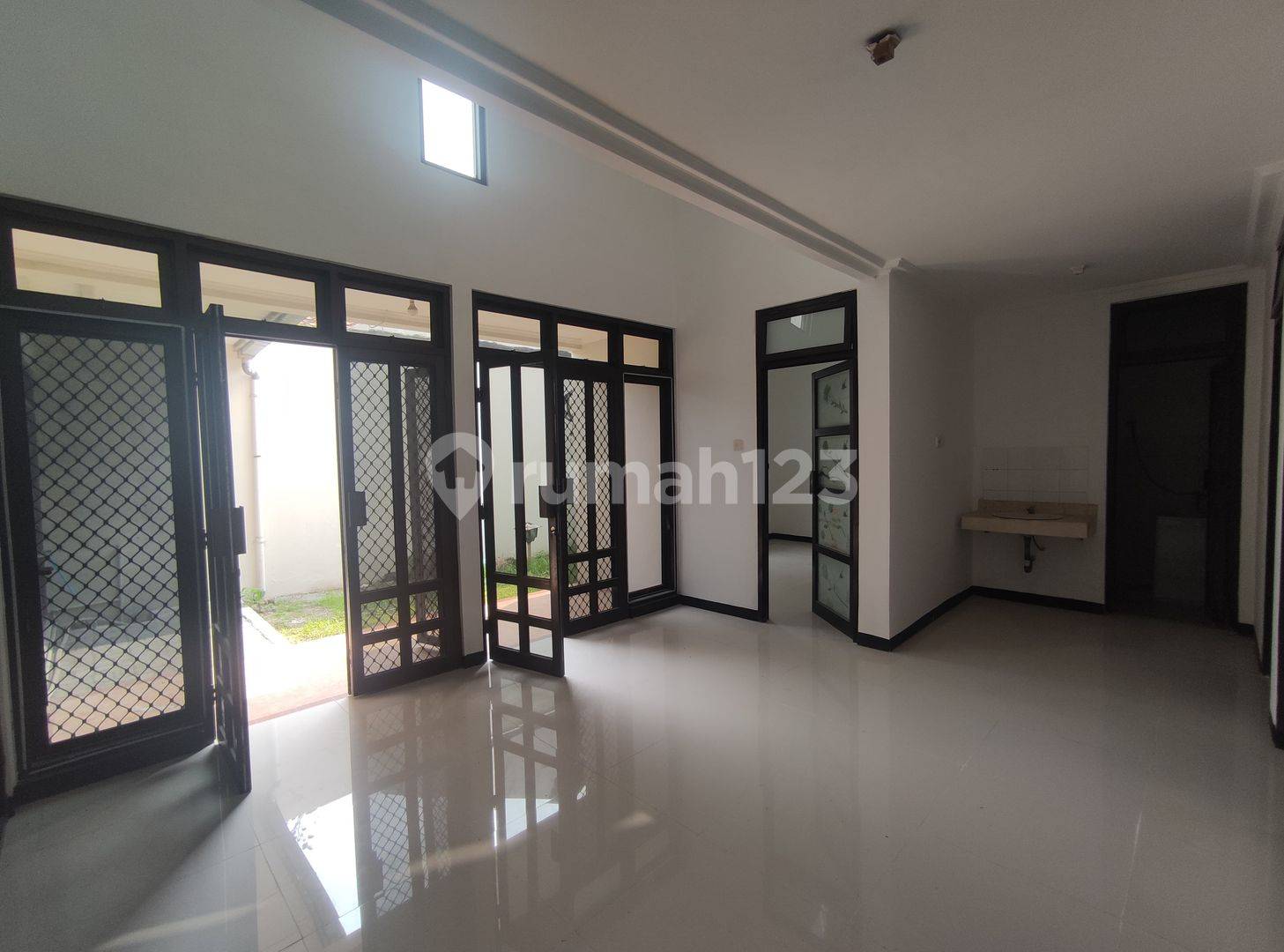 Main Road Puri Widya Utama House in Citraland Utama Surabaya