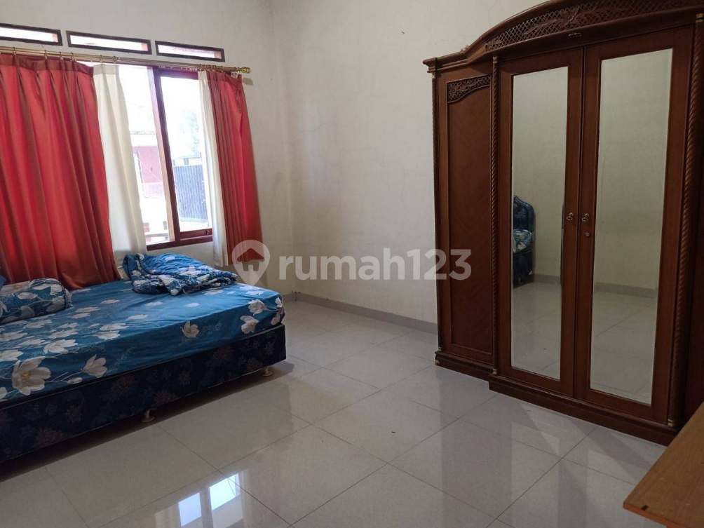 Large 2.5-Story House with Six Bedrooms in Setiabudi