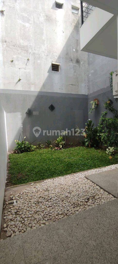 Minimalist House at Setraria Sutami