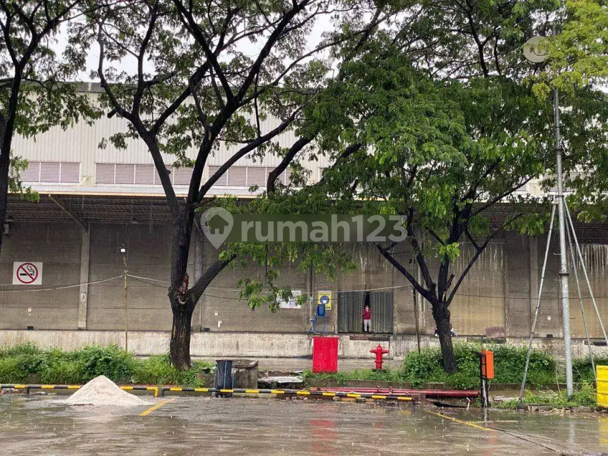 Flood-free location near toll road with 24-hour security
