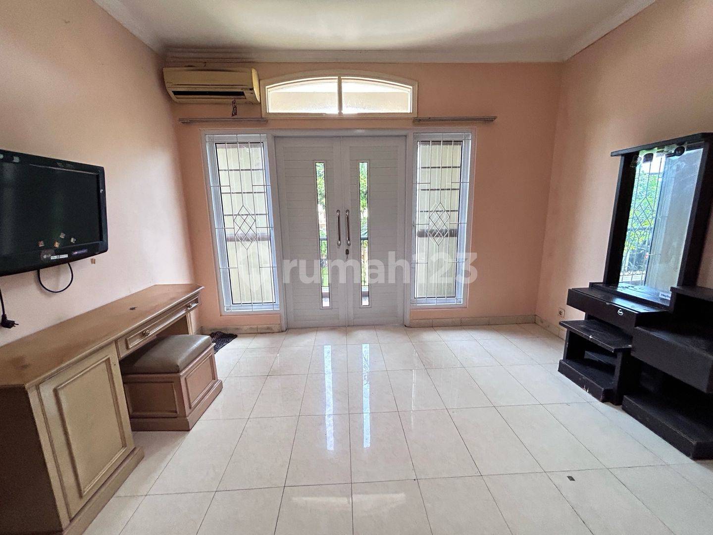 3-спальная частично меблированная вилла в Raffles Hills Cibubur