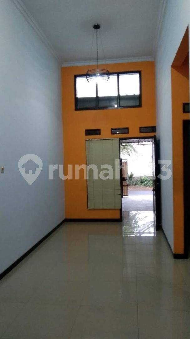5 Bedroom House in Pandanwangi with Parking and Multiple Facilities