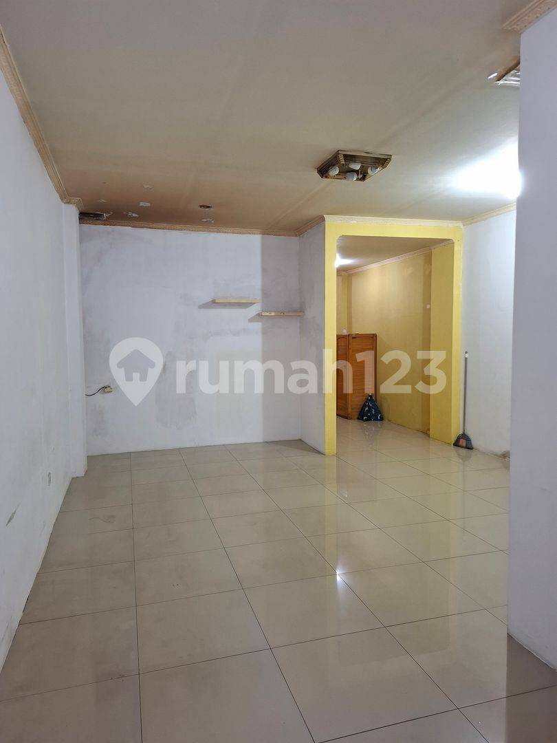 2-Story House, 3 Bedrooms, 2 Bathrooms, Carport