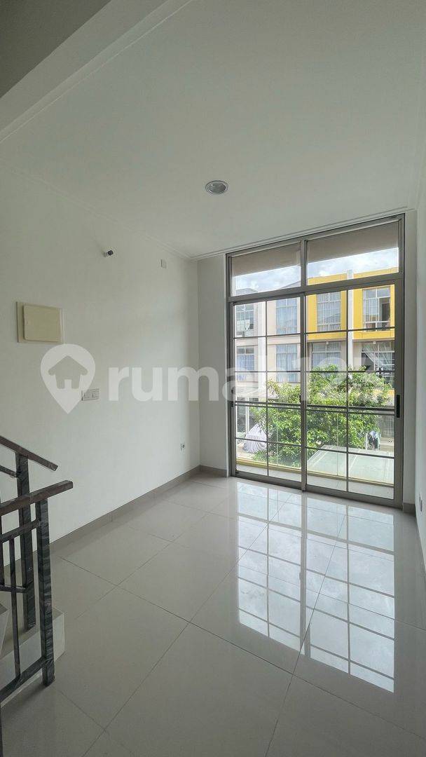 Modern 3-Bedroom Townhouse in Cluster Miami Complex