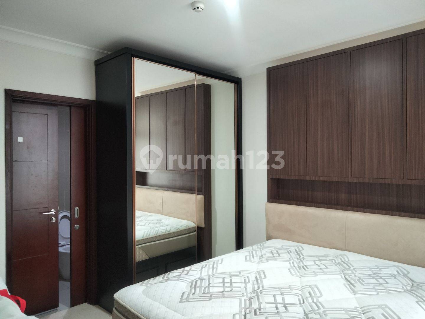 2-х комнатная квартира в Permata Hijau Suites, с мебелью, 19 этаж