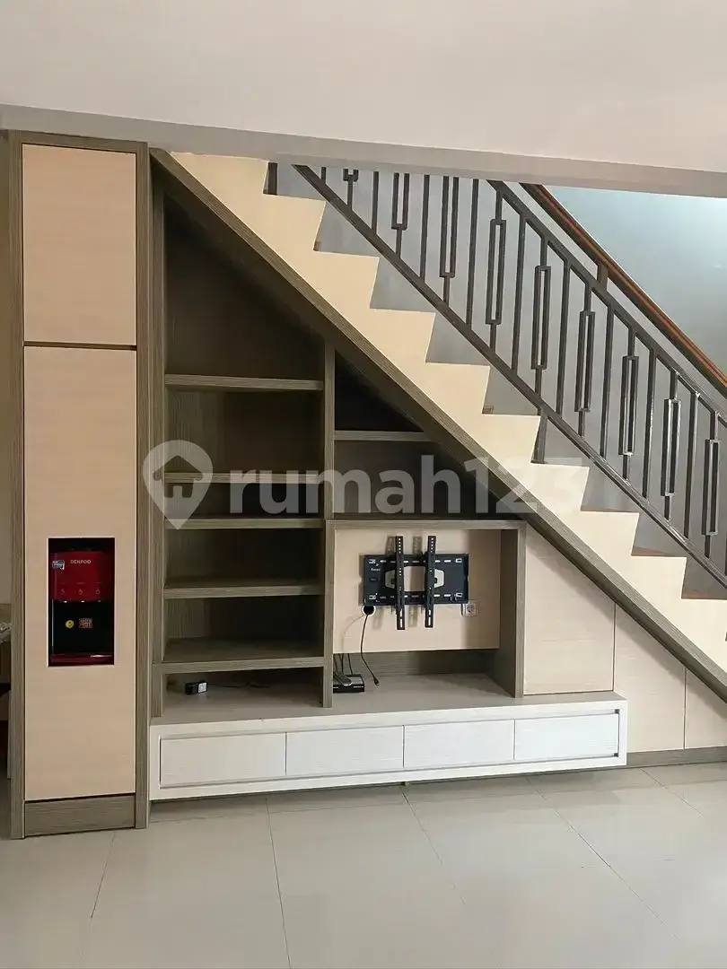 Modern Townhouse with Built-in Storage and Kitchen