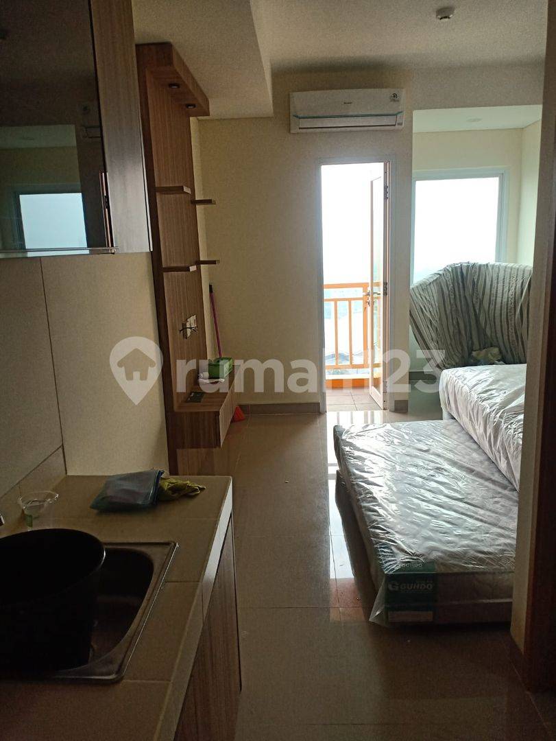 Apartment B Residence near Universities, Toll Access, and Mall