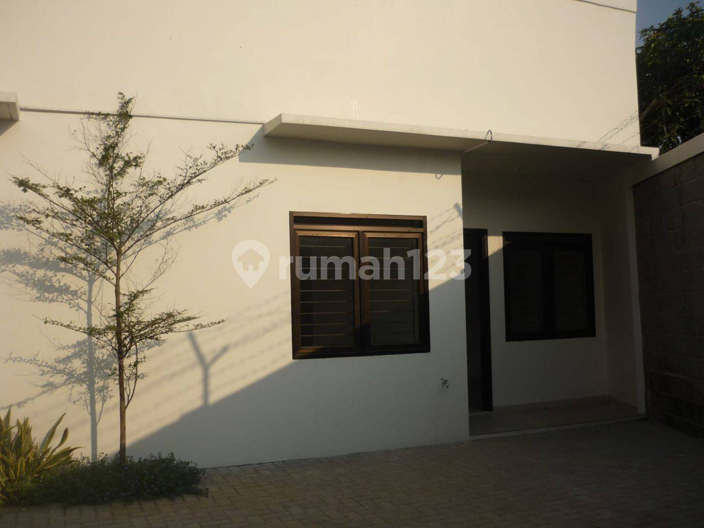 2-Bedroom House at Gunung Batu with Drying Area