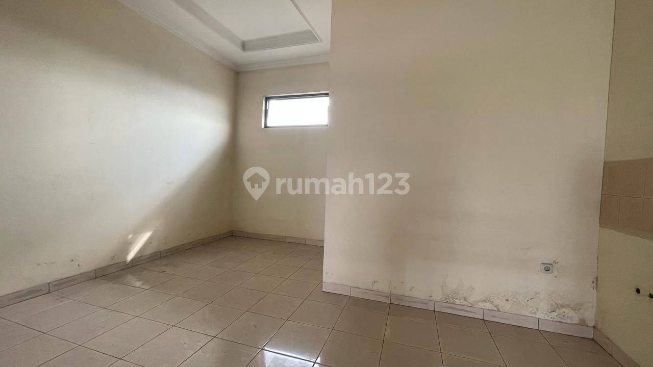 3-Story Townhouse in Astana Anyar with Multiple Amenities
