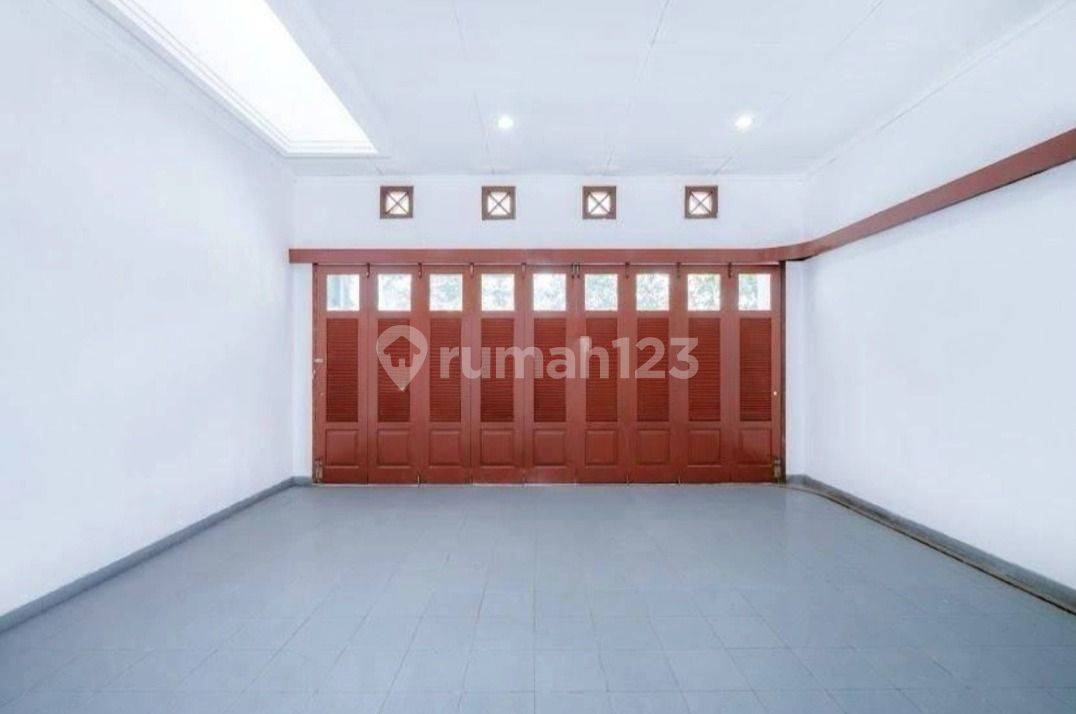 Strategically Located House in Tebet with Multiple Amenities