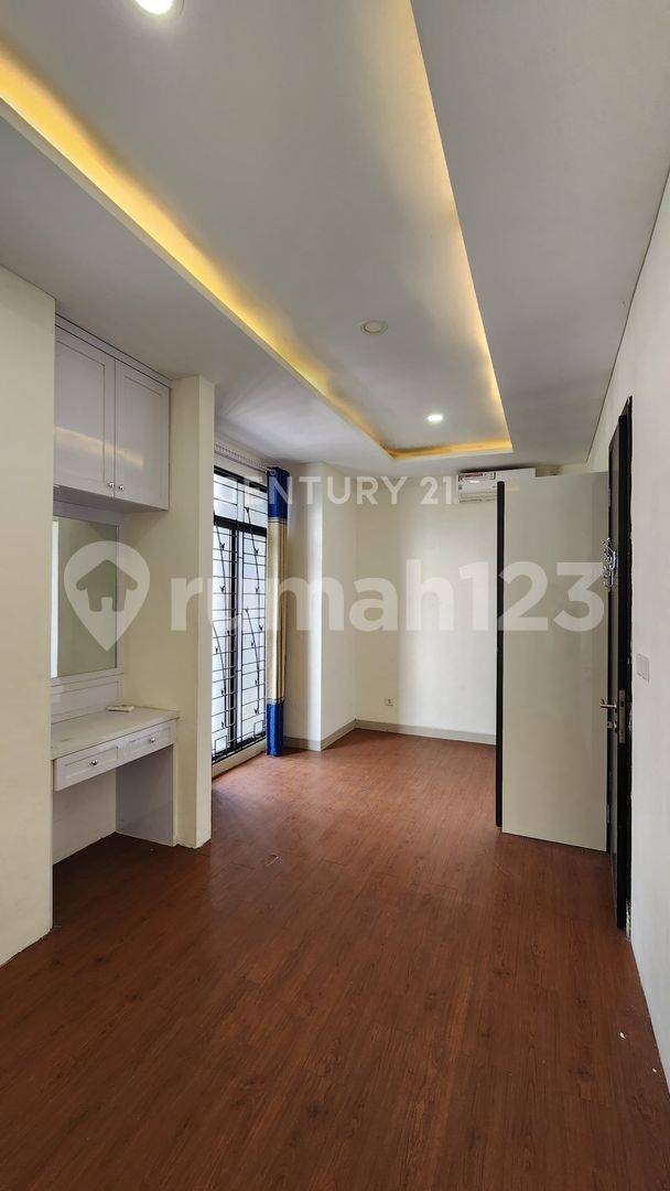 2-story house ready to live in Shinano JGC Jaktim cluster R2146