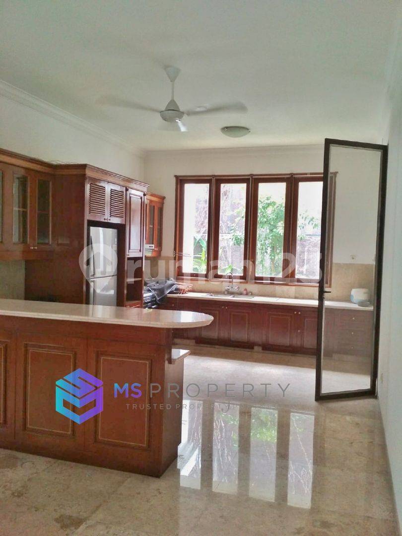 Spacious House with Pool, Garden, and Multiple Parking Spaces