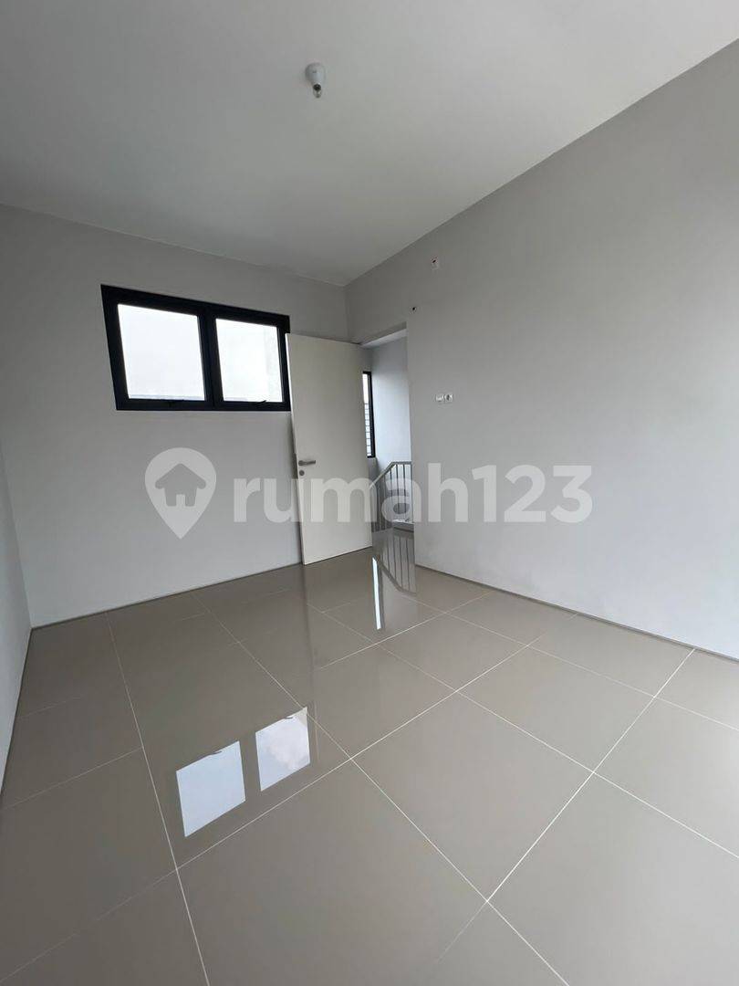 3-Story Townhouse with 3 Bedrooms, 2 Bathrooms, AC