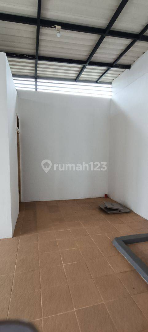 2-Story House with 2 Bedrooms, 2 Bathrooms, Electricity 2200W