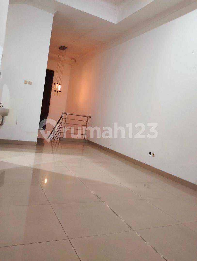 Spacious 2-Story House with Multiple Rooms and Amenities
